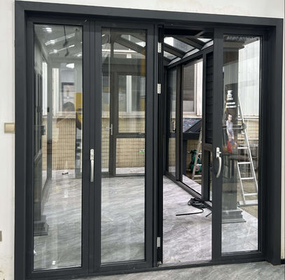 Grijze aluminium tweevoudige deuren met weinig onderhoud en heldere glazen opties voor een hoge efficiëntie