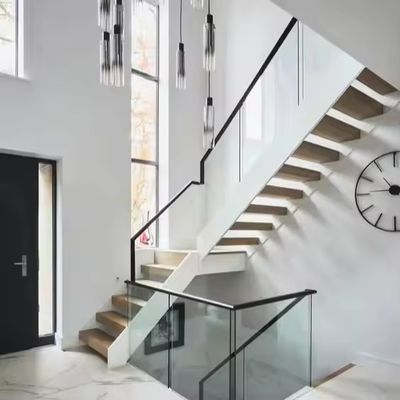 Moderne rechthoekige binnentrappen drijvende ijzeren en stalen trap met houten tread en glazen leuning voor commerciële en appartementen
